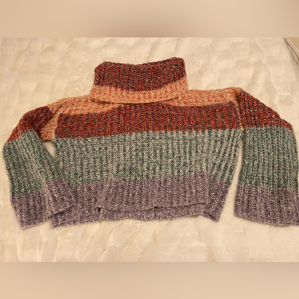 Never worn Forever 21 turtle neck sweater, size small